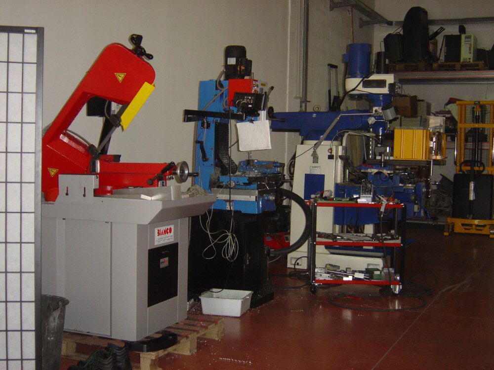 Officina CNIKA, macchinari