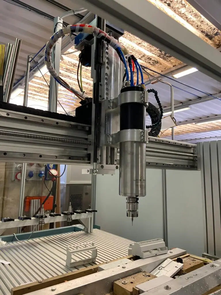 CNIKA 204 con escursione asse Z 500mm e cambio utensile automatico