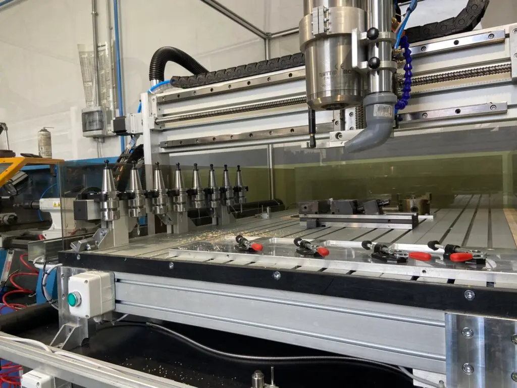 Pantografo CNC per legno plastica alluminio ottone CNIKA 100 con cambio utensile automatico